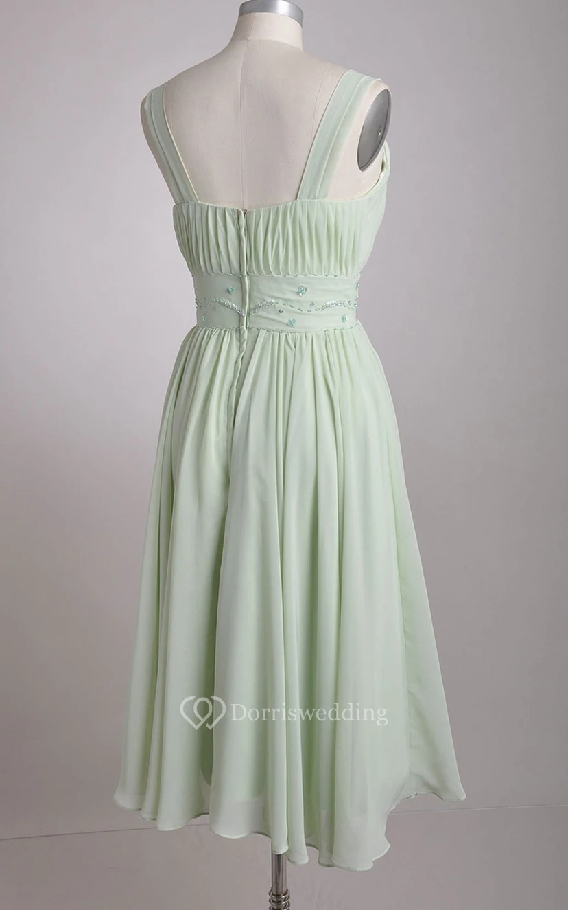 Robe de demoiselle d'honneur vert sauge en mousseline de soie, coupe trapèze, col en V et larges bretelles view 5