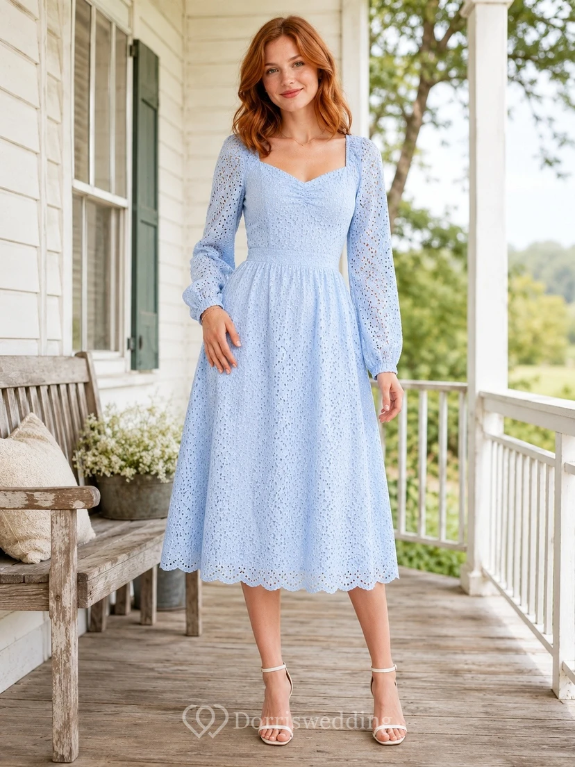 Vestido largo de gasa azul cielo con cuello cuadrado y manga hasta la rodilla