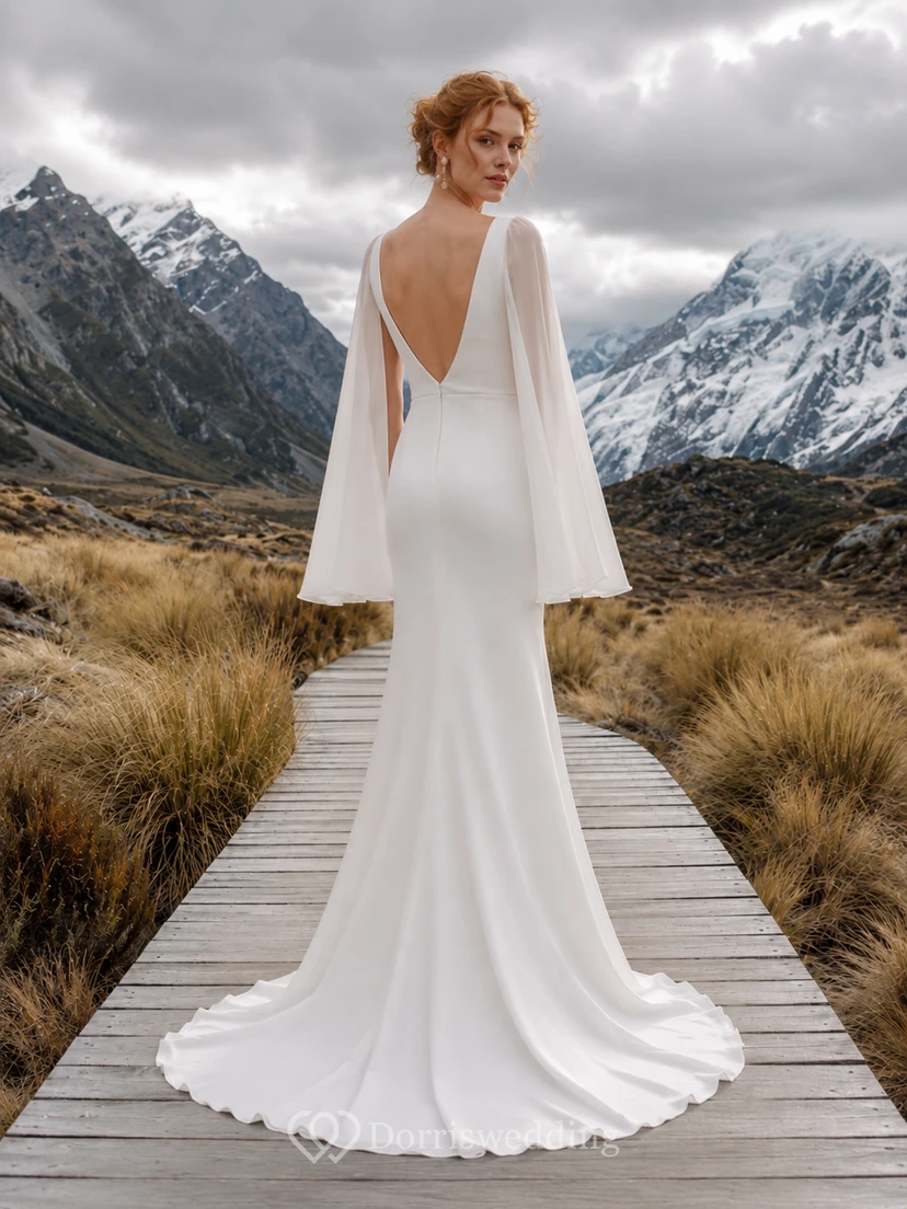 Robe de mariée fourreau en satin et mousseline, décolleté plongeant en V, manches cape et traîne. view 2