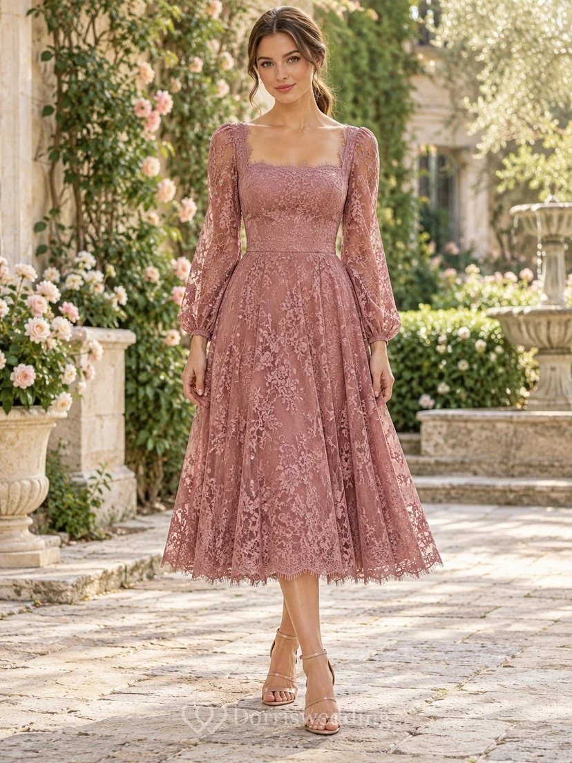 Robe d'invitée rose poudré en dentelle, longueur thé, col carré, manches longues, col carré, couleur rose poudré.