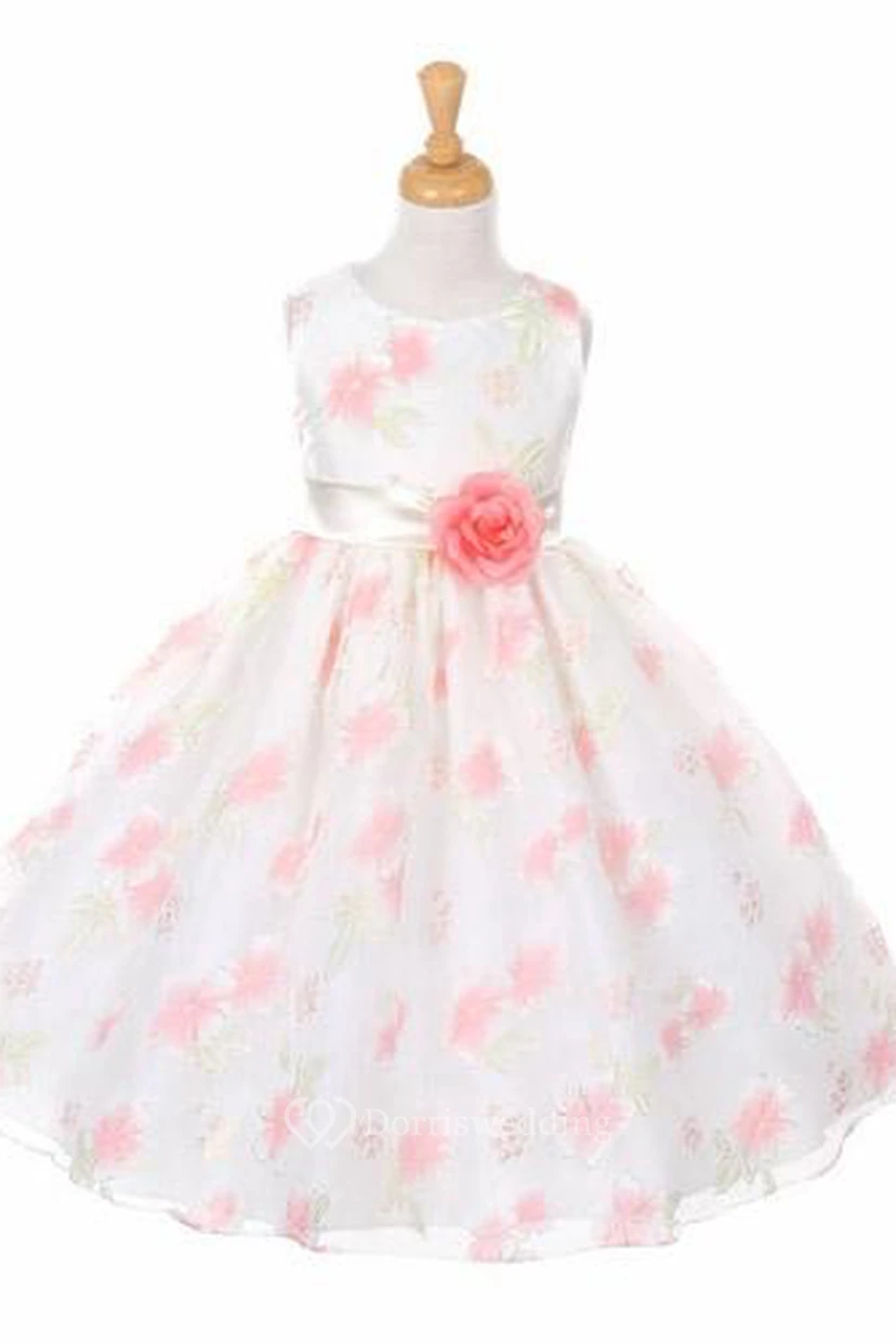 Teelanges, gestuftes Blumenmädchenkleid aus Organza und Satin