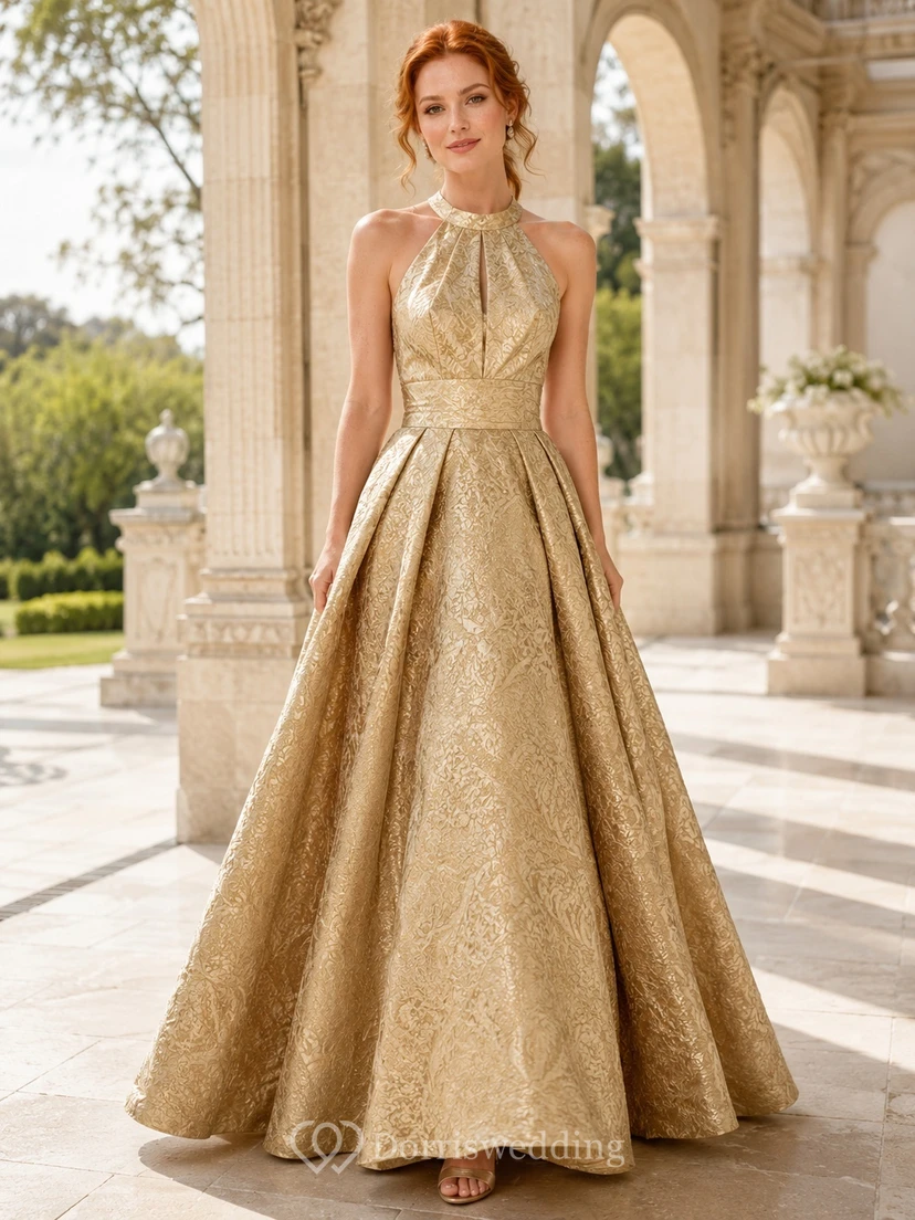Elegantes, bodenlanges, goldfarbenes Abendkleid mit hohem Kragen und Neckholder aus Jacquard-Stoff in A-Linie