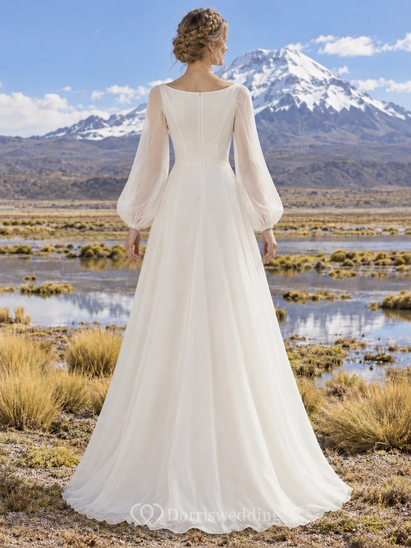 Sencillo y modesto vestido de novia bohemio de organza de manga larga con escote barco y corpiño con paneles. view 2