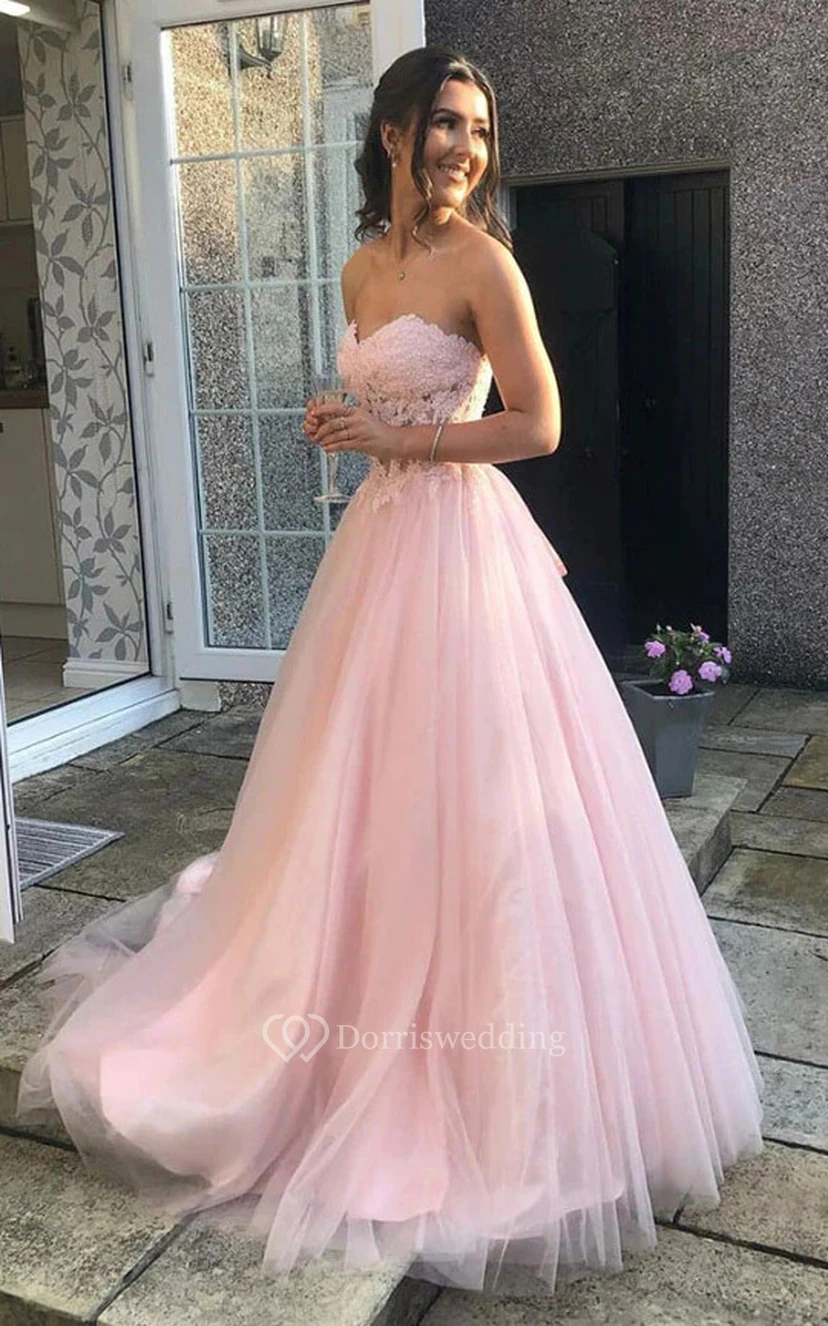 Robe de soirée formelle de bal en tulle rose poudré, coupe trapèze, ornée d'appliqués de dentelle en forme de cœur et d'un corset au dos. view 3