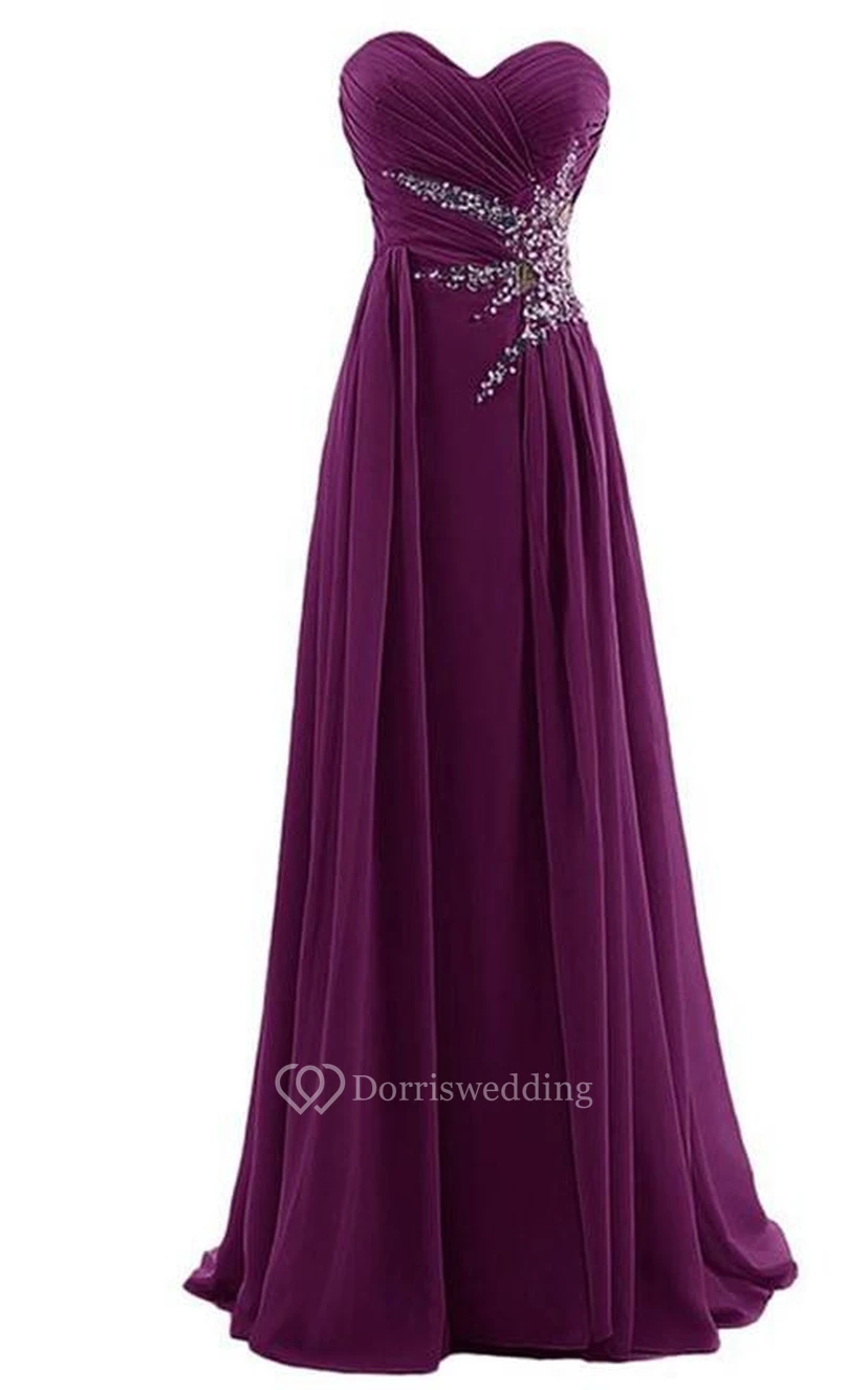 Impresionante vestido largo de fiesta con escote corazón, fruncido y bordados.