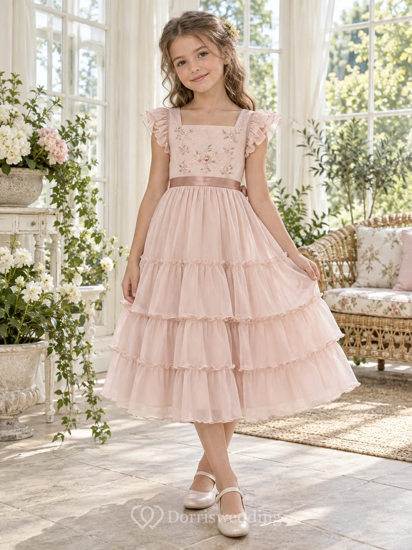 Vestido de niña de flores rosa con escote cuadrado, corte en A, tul y mangas con volantes, largo hasta la rodilla.