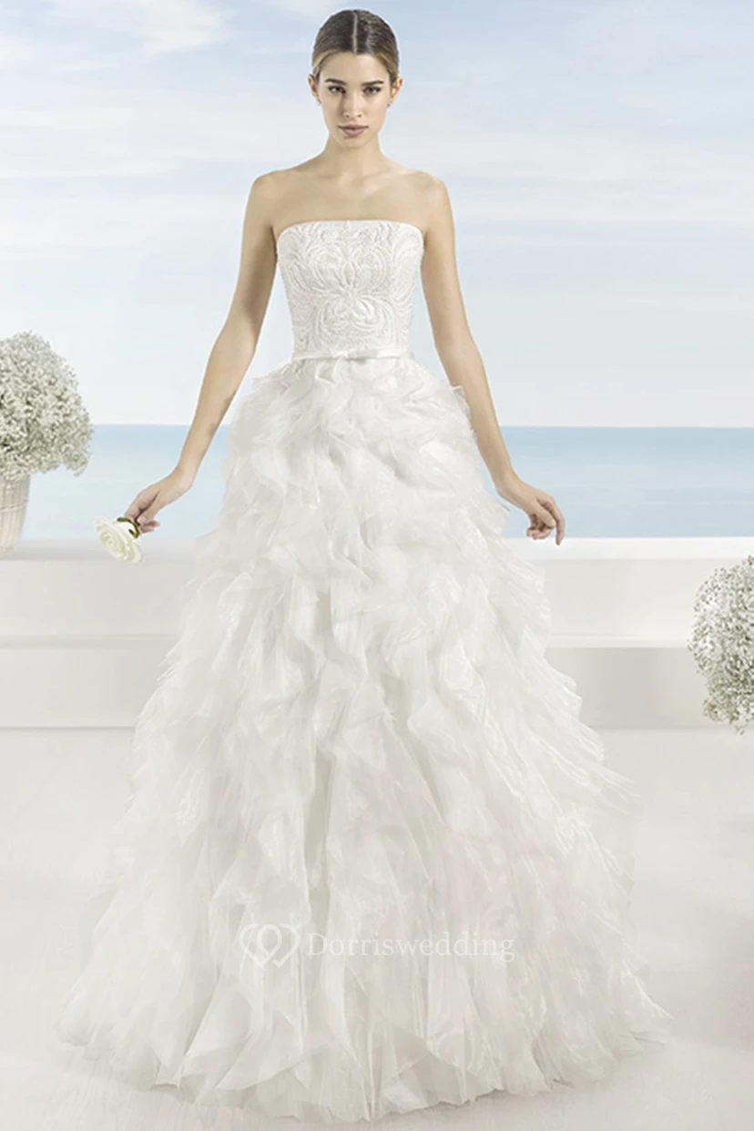 Ärmelloses, langes, trägerloses A-Linien-Brautkleid aus Tüll mit fließenden Rüschen und Kapellenschleppe