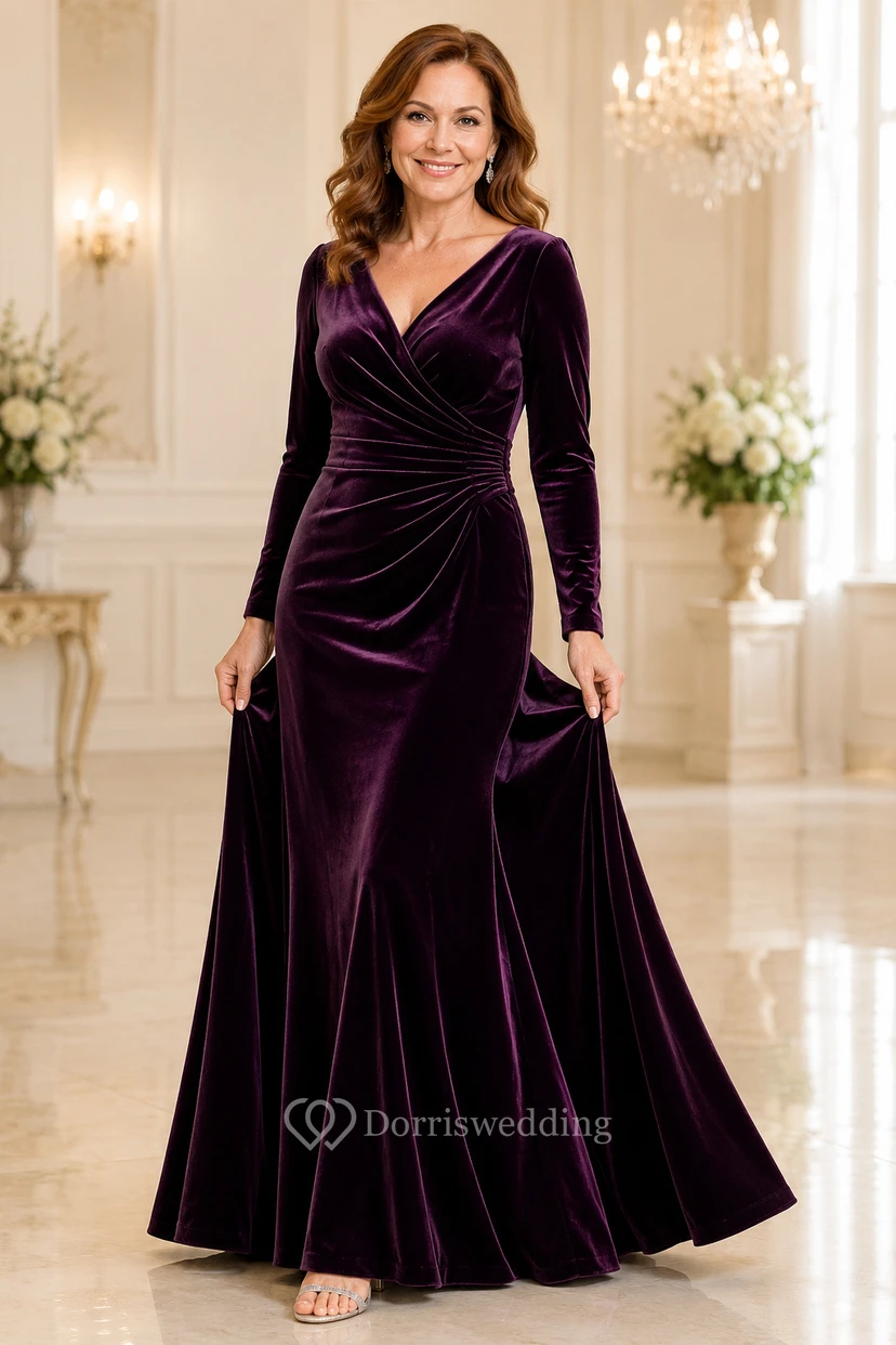 Pflaumenfarbenes Samtkleid in A-Linie mit langen Ärmeln und V-Ausschnitt