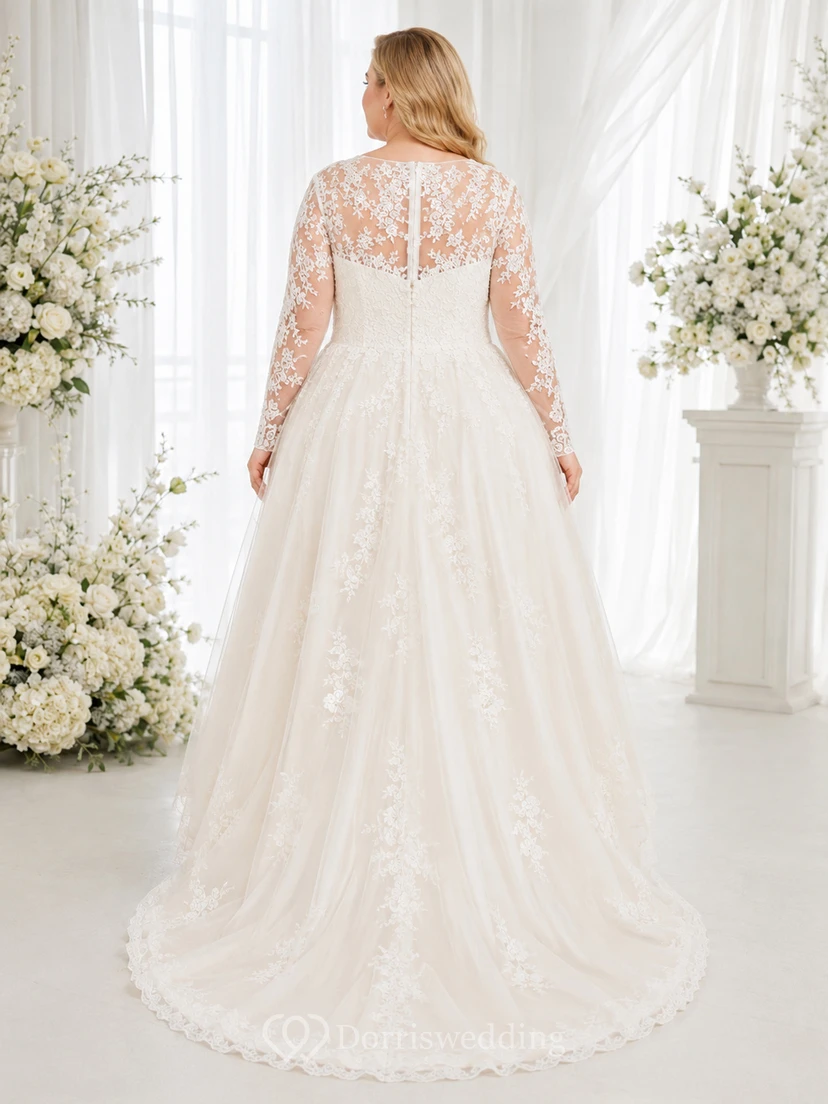 Robe de mariée grande taille à manches en dentelle et décolleté asymétrique, style studio view 2
