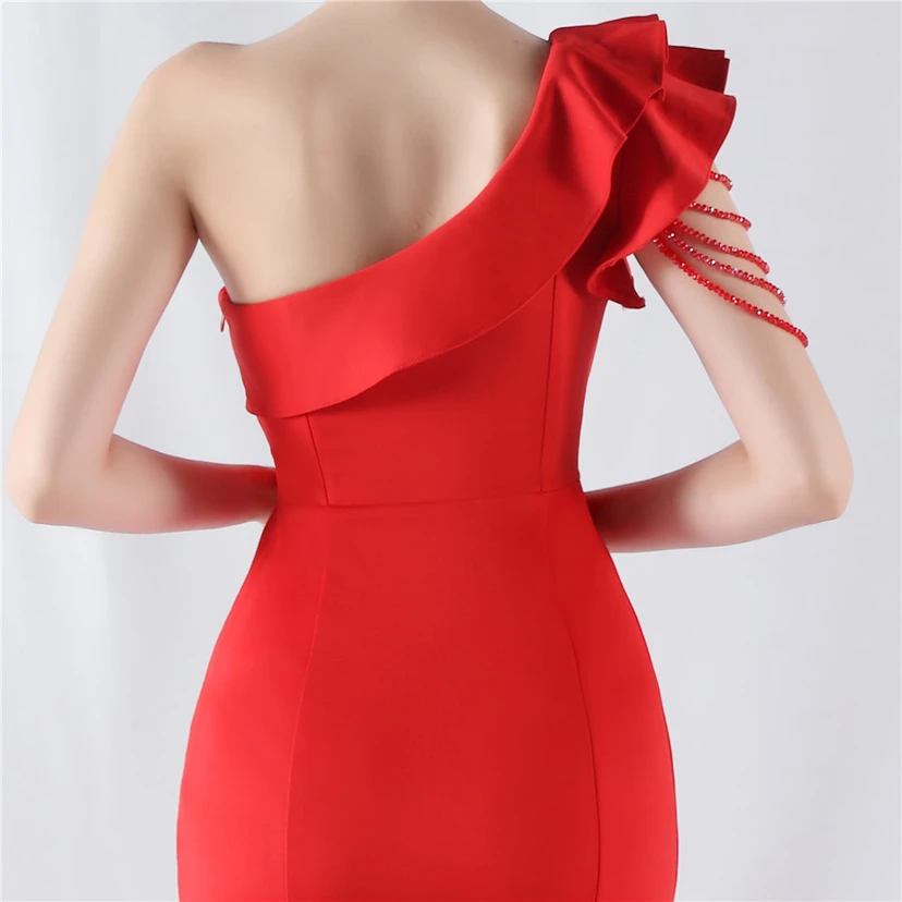 Vestido de noche asimétrico de satén con escote alto y cuello oblicuo, adornado con cuentas. view 47