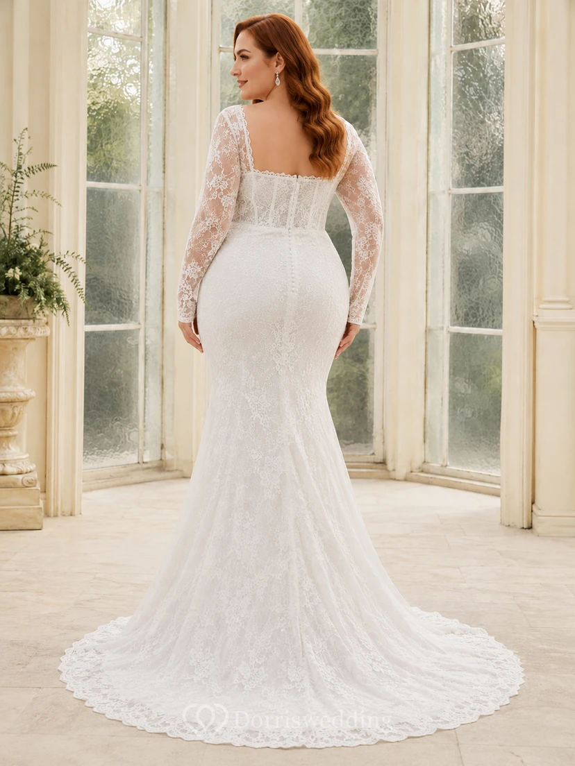 Robe de mariée sirène grande taille, coupe sirène, col carré structuré, manches longues en dentelle illusion et traîne chapelle view 2
