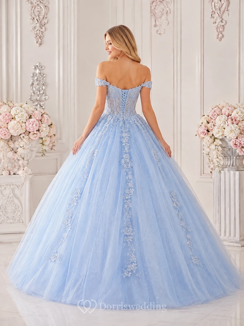 Vestido de quinceañera largo hasta el suelo, azul cielo, con escote corazón, apliques de encaje, pedrería, corsé con cordones y espalda estilo gala, con hombros descubiertos. view 2