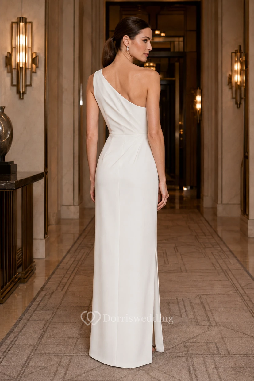 Robe de mariée fourreau asymétrique avec fente latérale et corsage drapé view 2