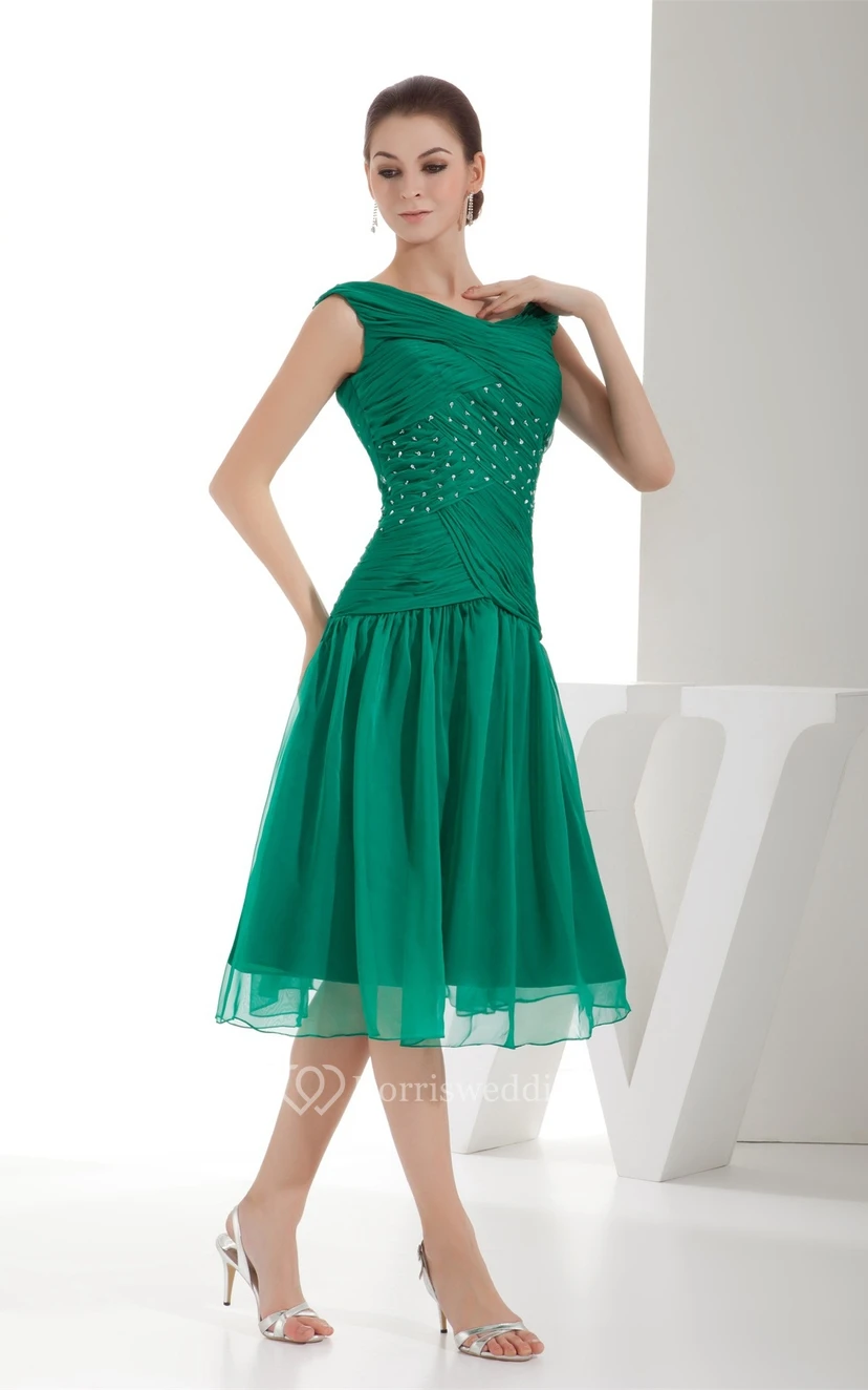 Knielanges, gerafftes Kleid mit U-Boot-Ausschnitt, Tüllüberwurf und Perlenstickerei view 2