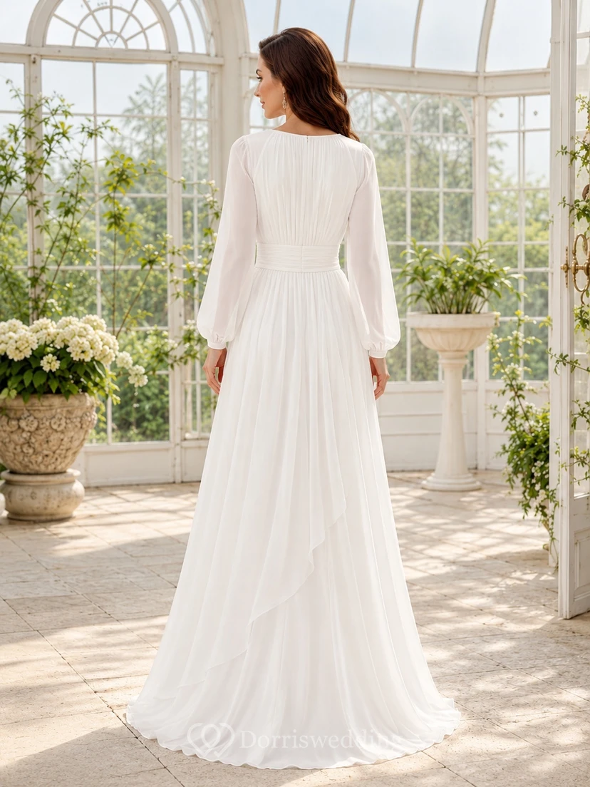 Robe de soirée romantique en mousseline ivoire à manches longues style bateau, coupe trapèze et manches longues. view 2