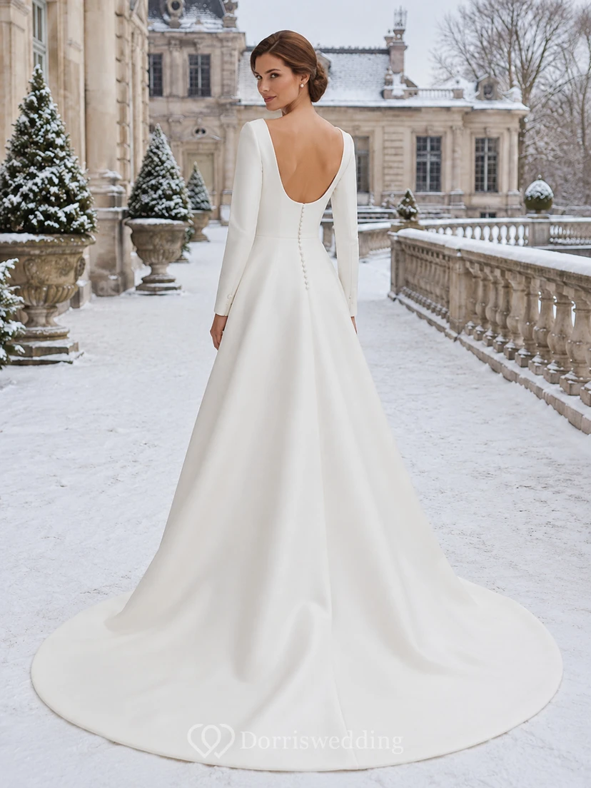 Robe de mariée minimaliste en satin, coupe trapèze, col bateau, manches longues et traîne. view 2
