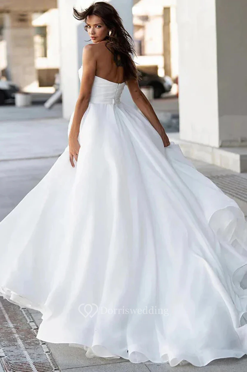 Vestido de novia de satén sin tirantes, con corte imperio y fruncido, estilo princesa, con pedrería. view 3
