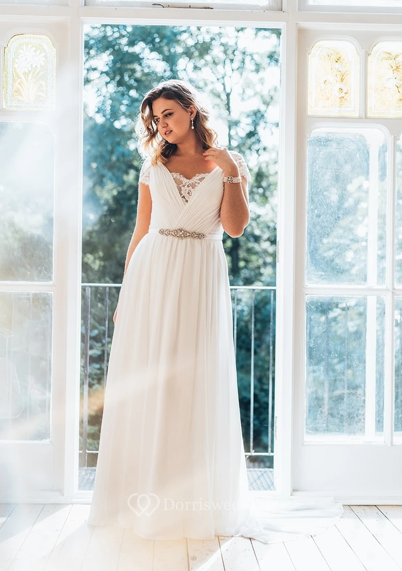 A-Linien-Kleid aus Chiffon mit bodenlangem V-Ausschnitt, kurzen Ärmeln, Schleppe und Illusionsspitze – perfekt für die Erneuerung des Eheversprechens. view 5