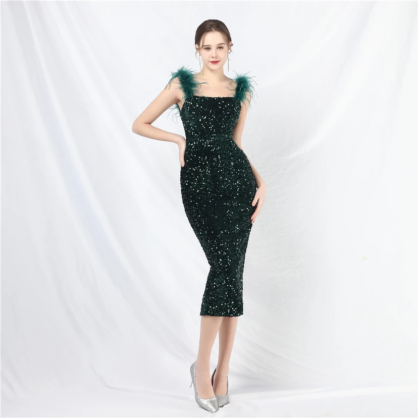 Handgefertigtes, perlenbesetztes Abendkleid aus Straußenfedern und Pailletten view 55