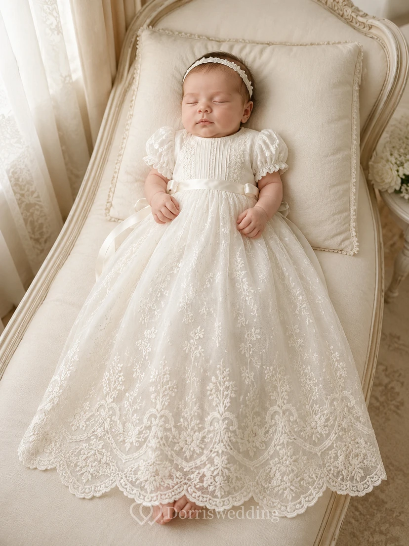 Taufkleid mit geschwungenem Spitzensaum, A-Linie, Tüll, Rundhalsausschnitt, kurze Ärmel