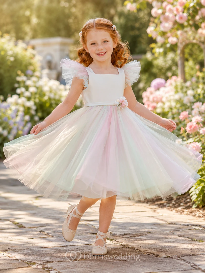 Adorable vestido de niña de flores de tul opalescente con corte en A, mangas de pétalo, cuello cuadrado, largo hasta la rodilla y brillo arcoíris.
