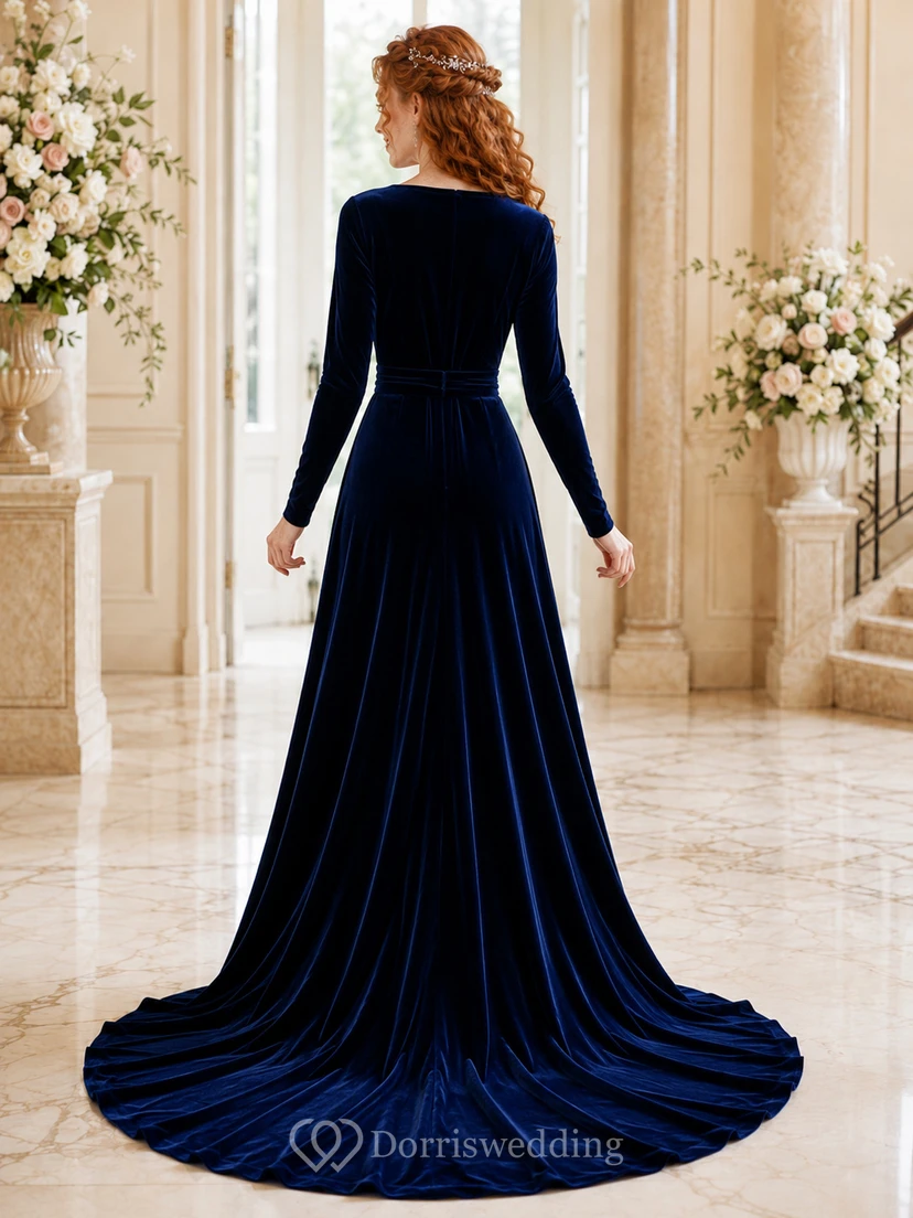 Robe de mariée trapèze en velours bleu marine à col en V et manches longues view 2