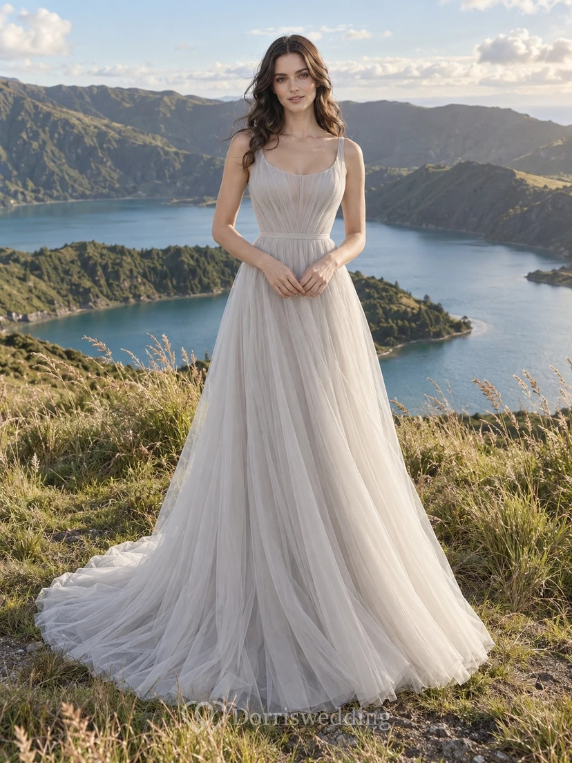 Vestido de novia de corte A sin mangas, de tul, color gris suave y escote redondo.