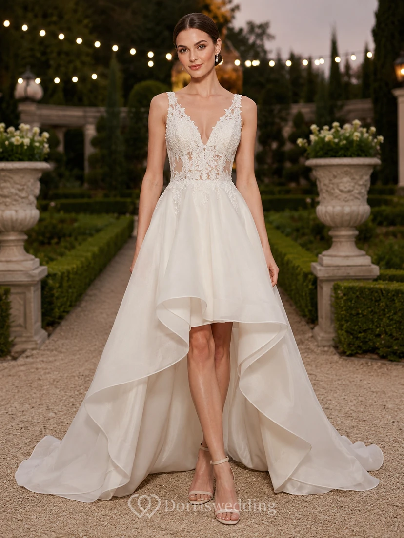 Robe de mariée asymétrique en dentelle à décolleté plongeant en V pour réception champêtre