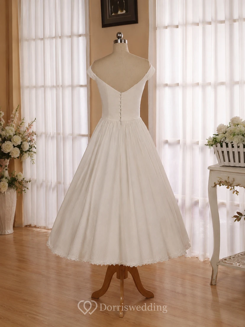 Robe de mariée en satin mi-longue, sans manches, à col en V et boutons dans le dos view 8