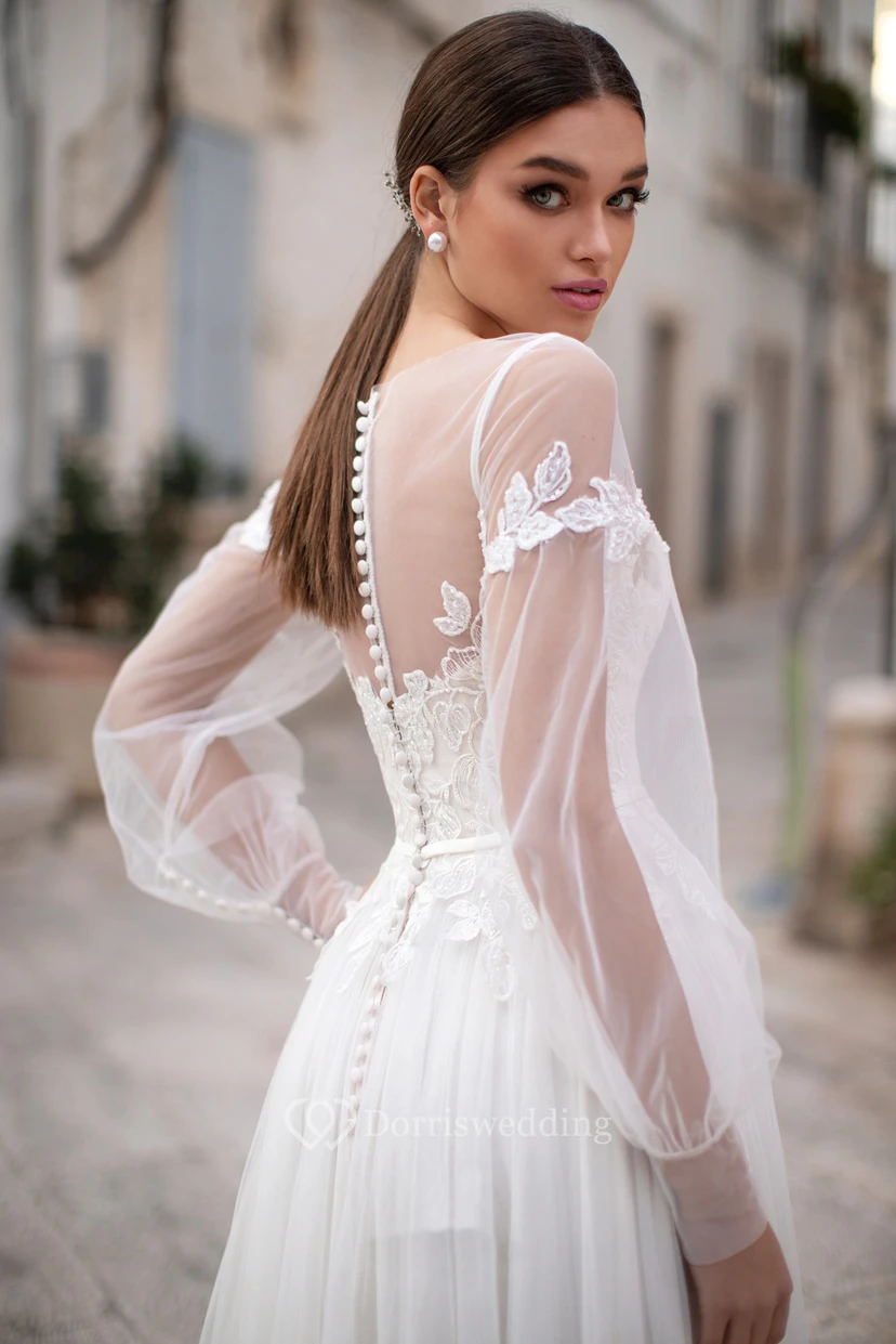 Elegante vestido de novia de corte A, largo hasta el suelo, con mangas largas y escote barco, apliques y pliegues. view 2