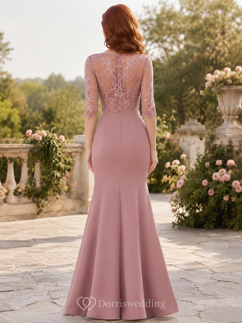 Vestido de gala largo de encaje con escote barco, mangas ilusión y cola larga, color rosa empolvado, estilo sirena. view 2