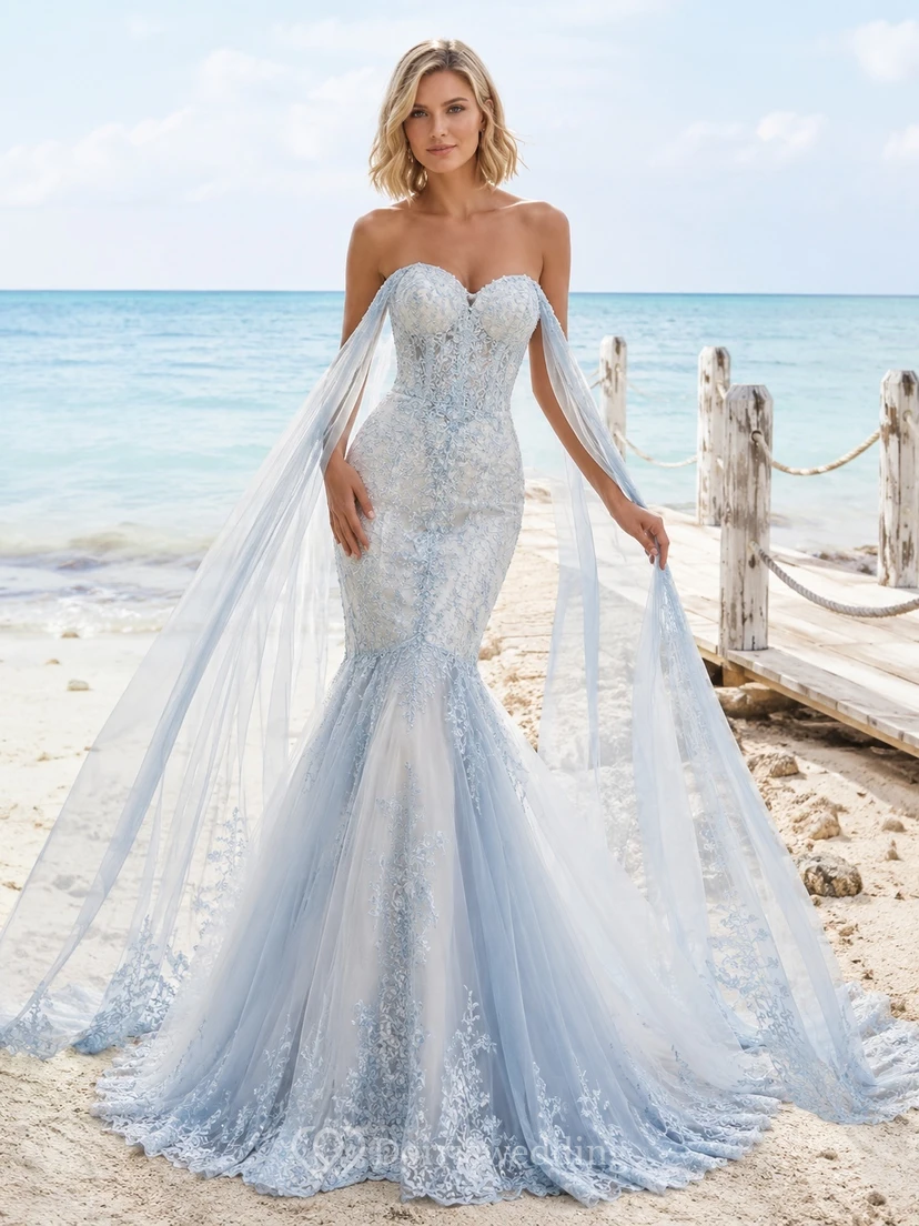 Luxuriöses, trägerloses, herzförmiges Brautkleid aus Spitze in Staubblau mit Meerjungfrauenschnitt und Schleppe für den Strand