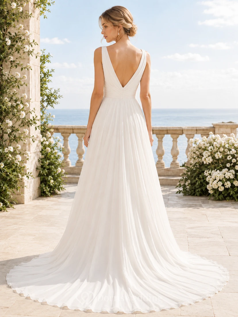 Robe de mariée en tulle, coupe trapèze, décolleté cœur, sans manches, traîne chapelle view 2