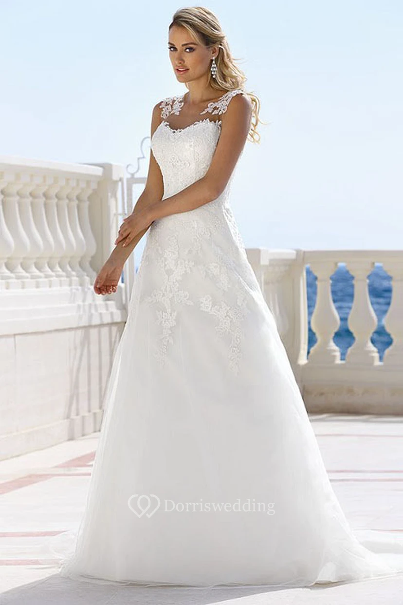 Robe de mariée de plage en dentelle appliquée, coupe trapèze, bretelles illusion et traîne.