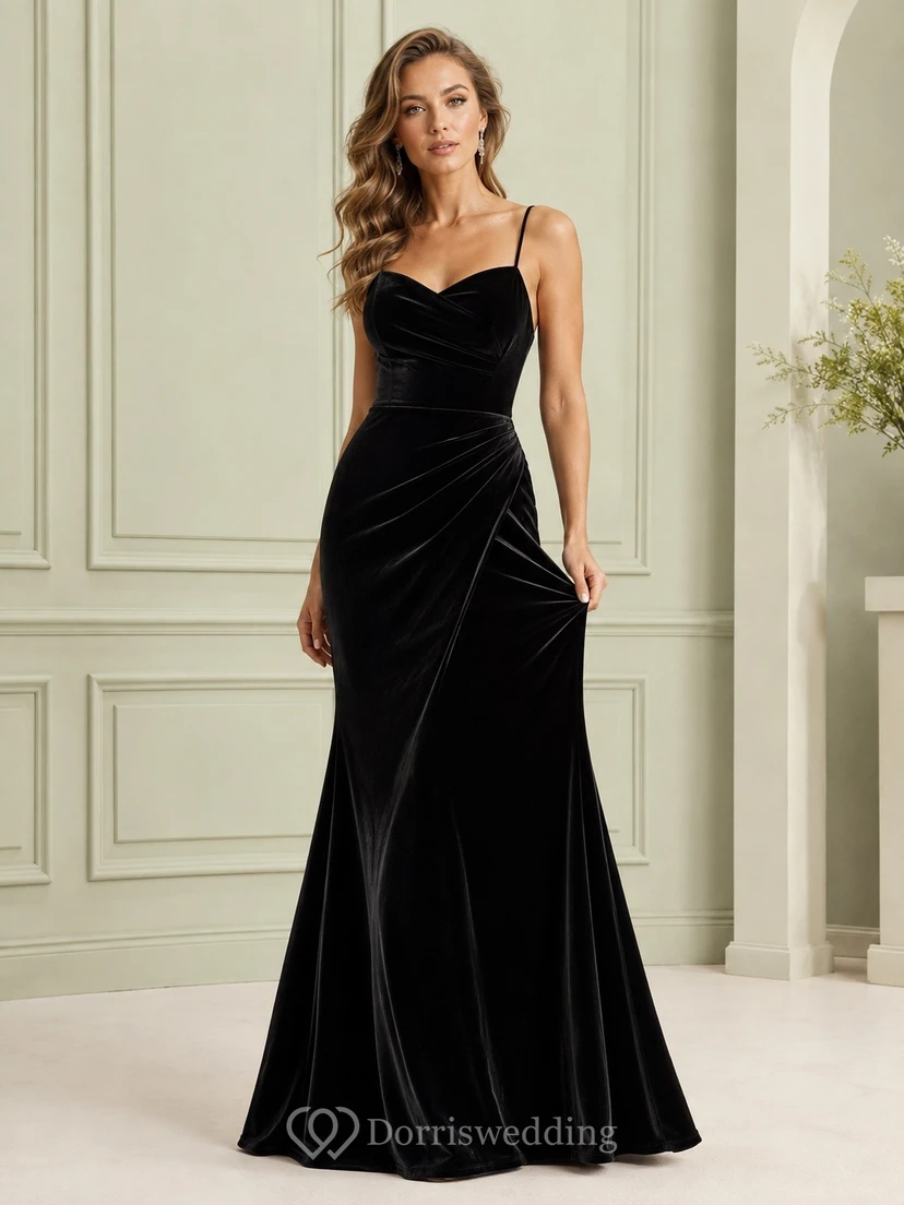 Vestido de noche de sirena sin mangas con tirantes y escote corazón de terciopelo negro