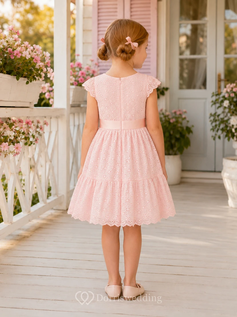 Robe de demoiselle d'honneur rose poudré, romantique, en dentelle ajourée, col en V, manches pétales, nœud sur le devant, à volants, longueur genou, coupe trapèze. view 2