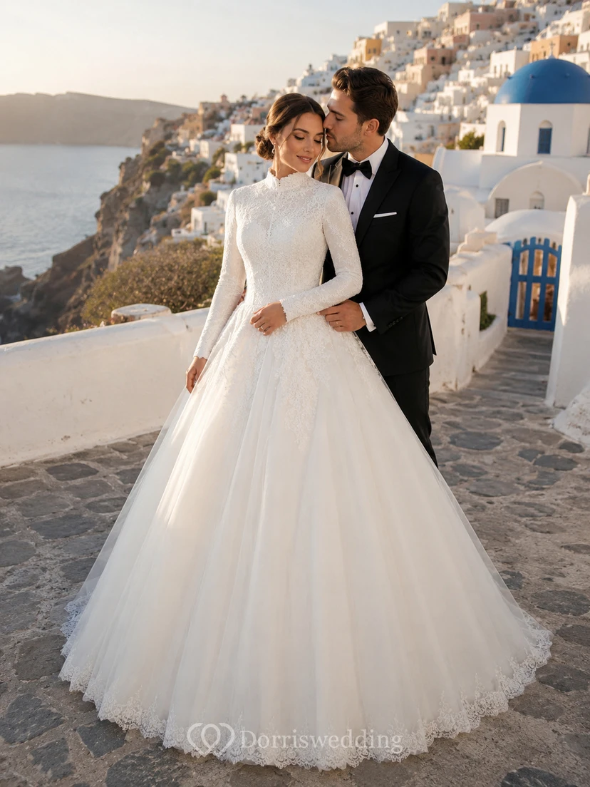 Robes de mariée princesse vintage en dentelle perlée à col montant et manches longues view 3