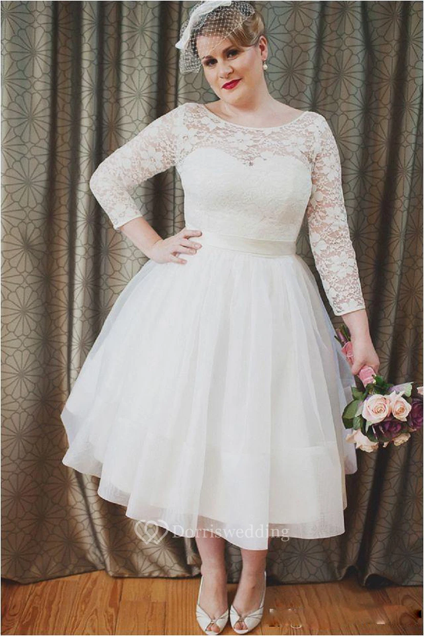 Robe de mariée courte style vintage grande taille, décolleté rond, manches 3-4, dentelle, longueur thé. video preview