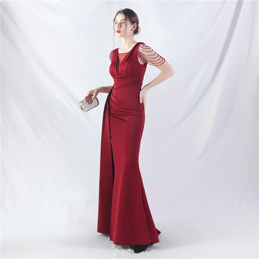 Ein Abendkleid aus insgesamt 8 Farben, gefertigt mit aufwendiger Satinfalttechnik und Perlenstickerei. view 40