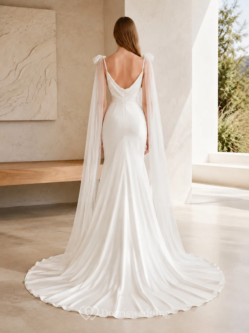 Robe de mariée royale en satin, bretelles bénitier, sans manches, coupe sirène, traîne chapelle, épaule ornée d'un nœud, style domaine. view 2