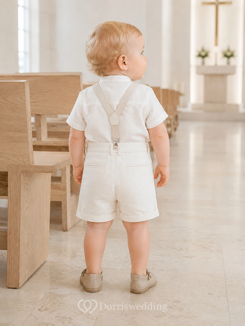 Minimalistisches weißes Kurzarm-Taufoutfit mit Trägern und Abnähern view 2