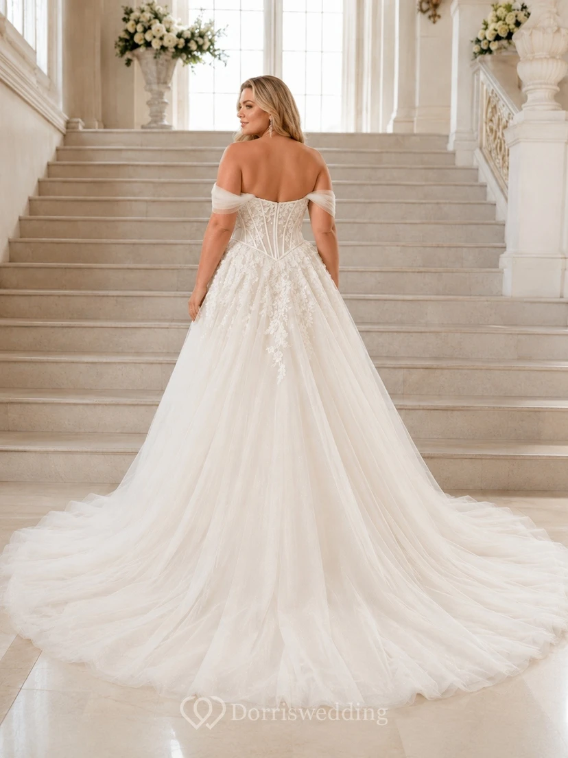 Vestido de novia de talla grande con escote de hombros descubiertos, encaje y corte en A estilo vasco. view 2