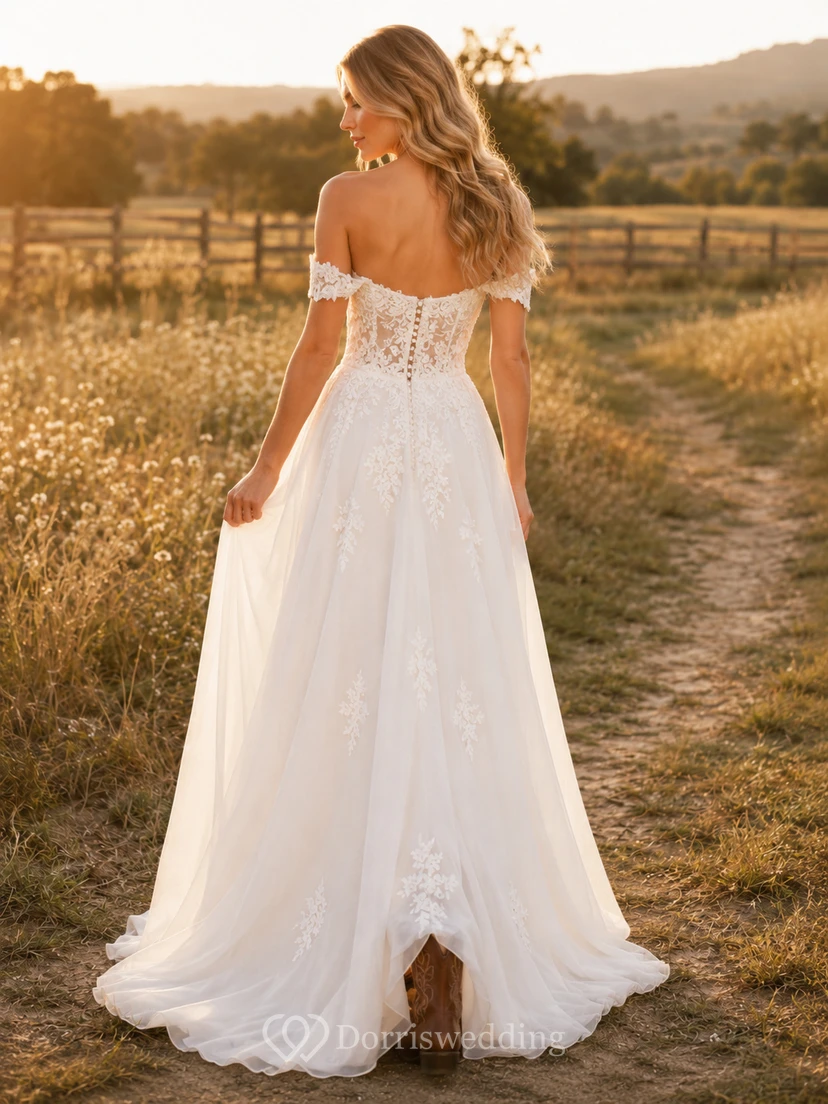Robe de mariée de maternité, coupe trapèze simple, épaules dénudées, en tulle, bustier cœur et traîne view 2