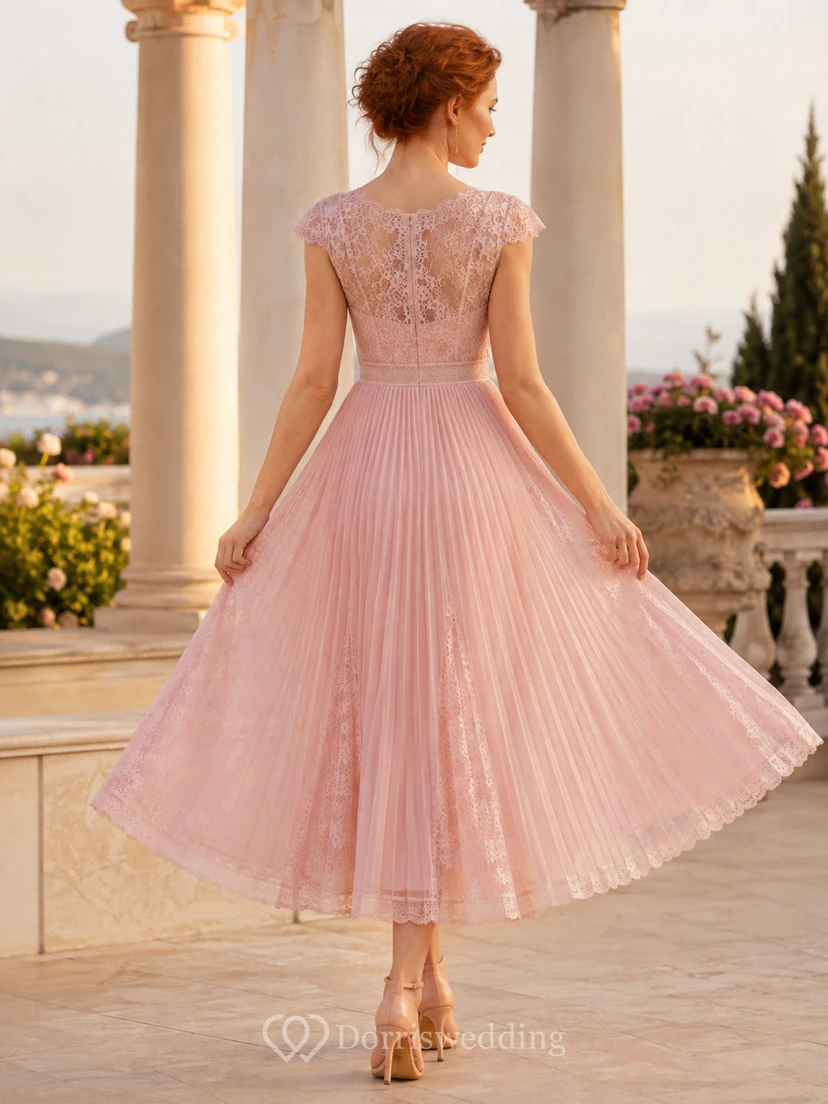 Elegantes, plissiertes Teekleid in zartem Rosa mit V-Ausschnitt, Spitzenärmeln und V-Ausschnitt view 2