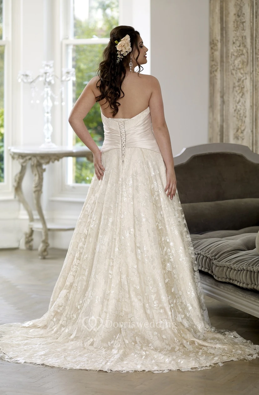 Robe trapèze longue sans manches en dentelle, décolleté cœur, traîne courte, dos lacé et plissé view 2