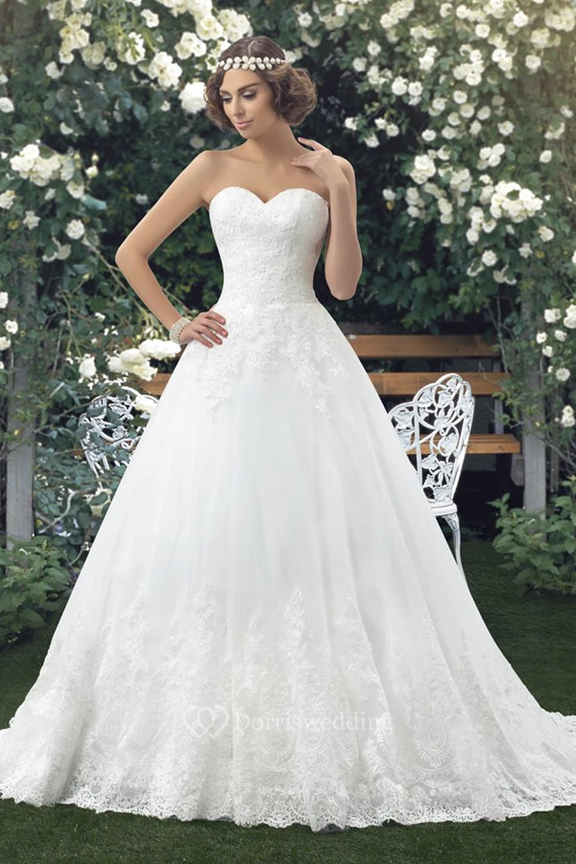 Robe de bal sans manches ornée de dentelle et de boutons, décolleté en cœur