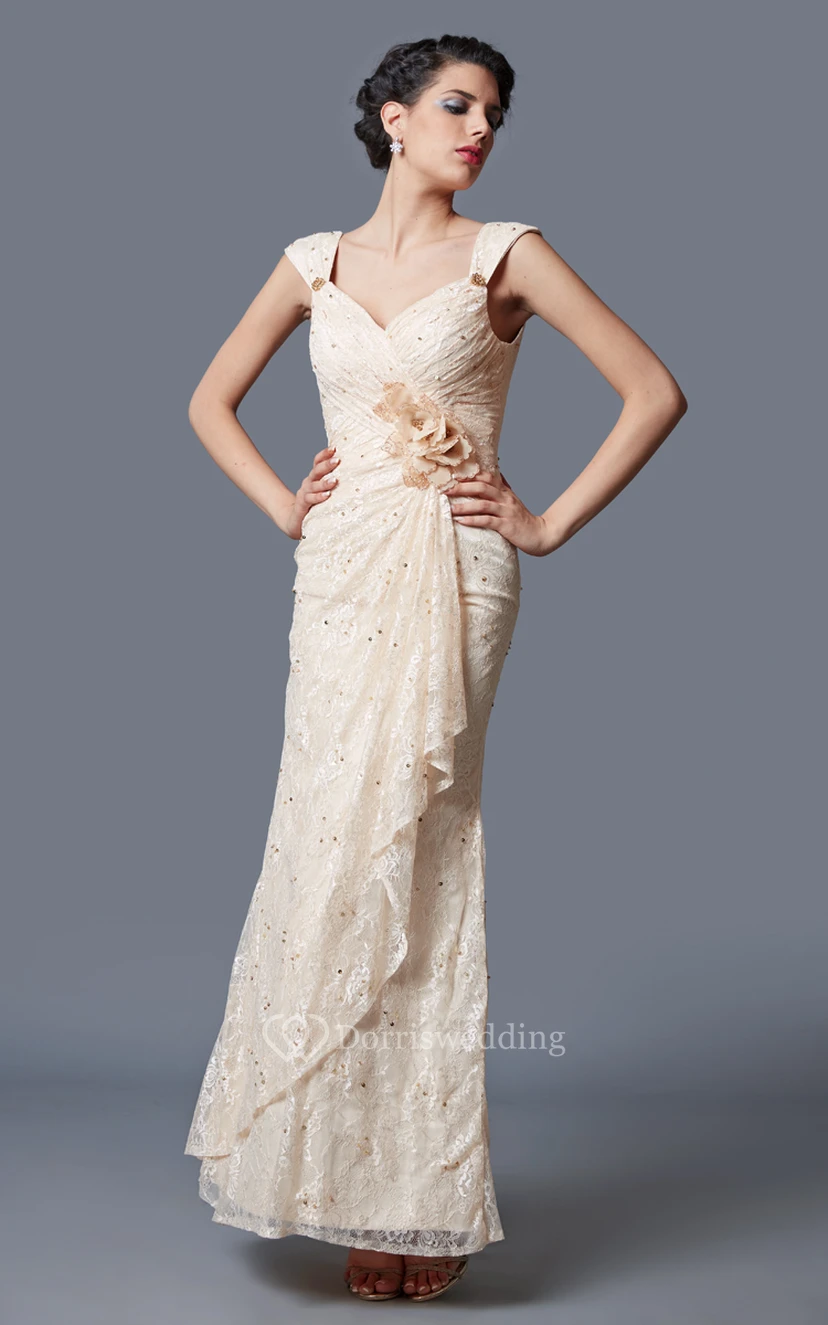 Glamouröses, langes Abendkleid mit Spitzenverzierungen und Raffungen