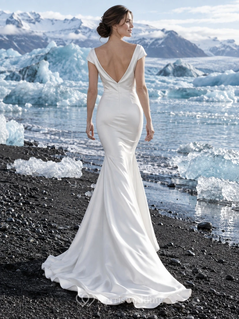 Sencillo vestido de novia de satén estilo sirena con cuello drapeado y mangas cortas tipo casquillo. view 2