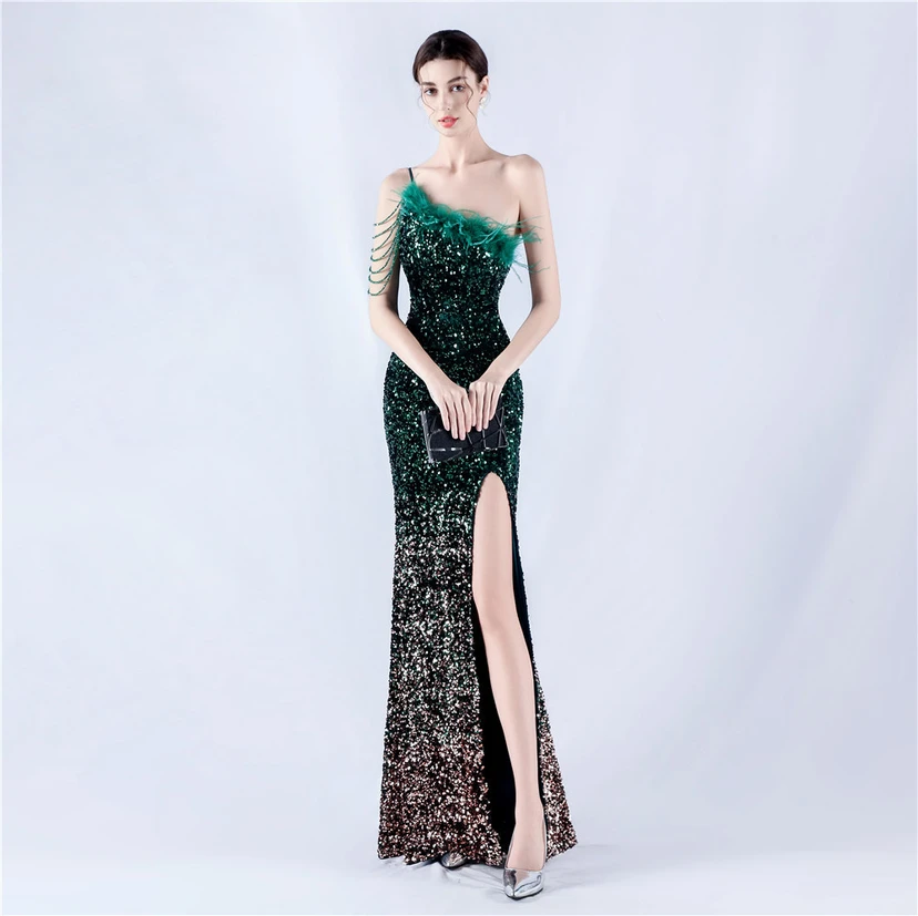 Robe de soirée longue à une épaule, ornée de plumes d'autruche, de perles et de sequins, avec col asymétrique et fente haute. view 52