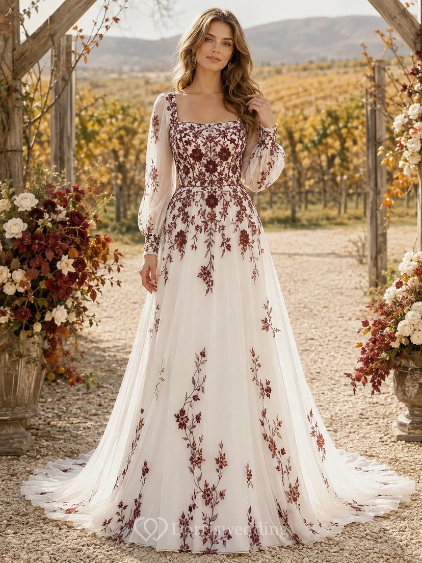 Burgunderrotes Brautkleid im A-Linien-Schnitt mit eckigen, langen Ärmeln und Schleppe im Boho-Stil